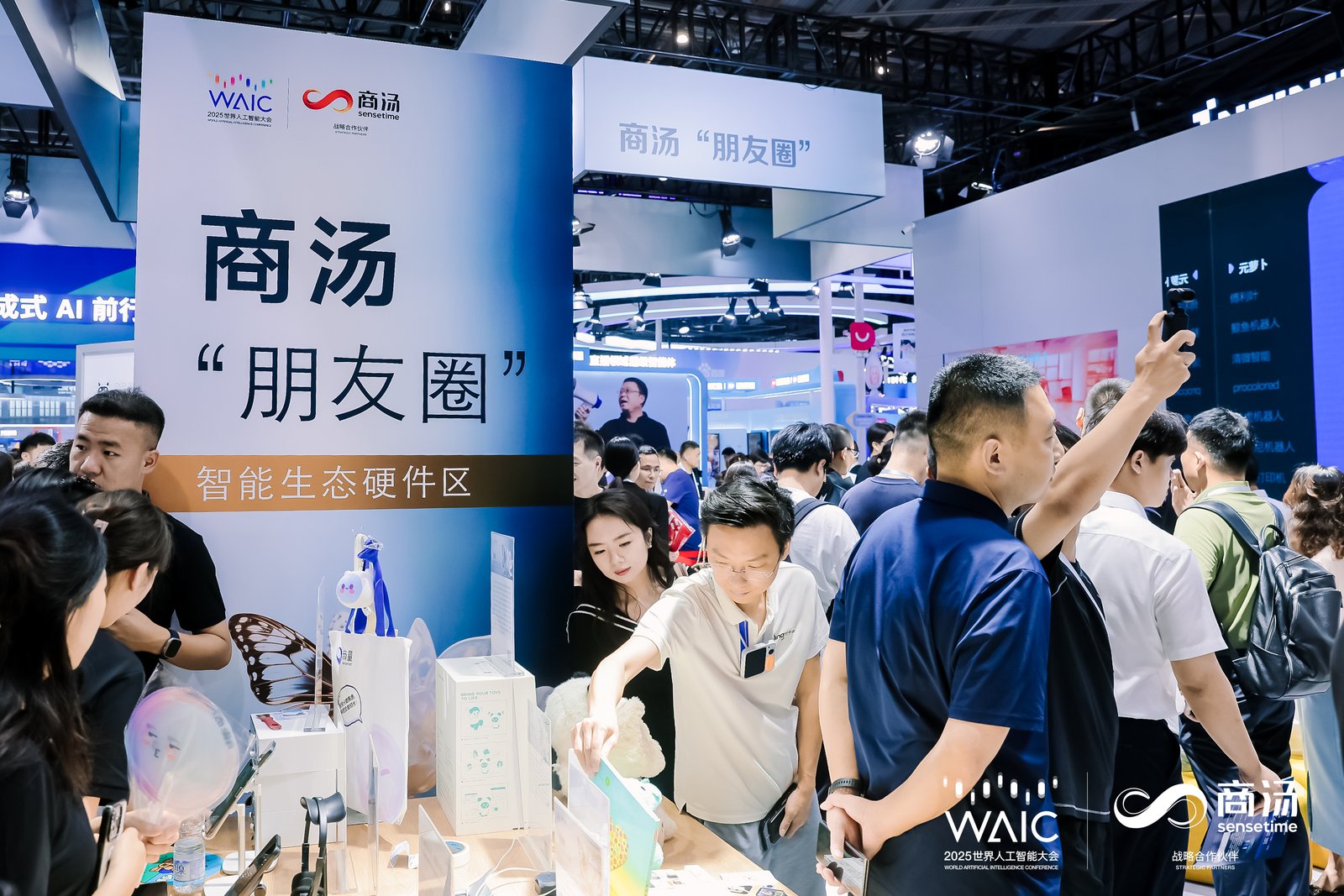 一群人在台上演讲

AI 生成的内容可能不正确。