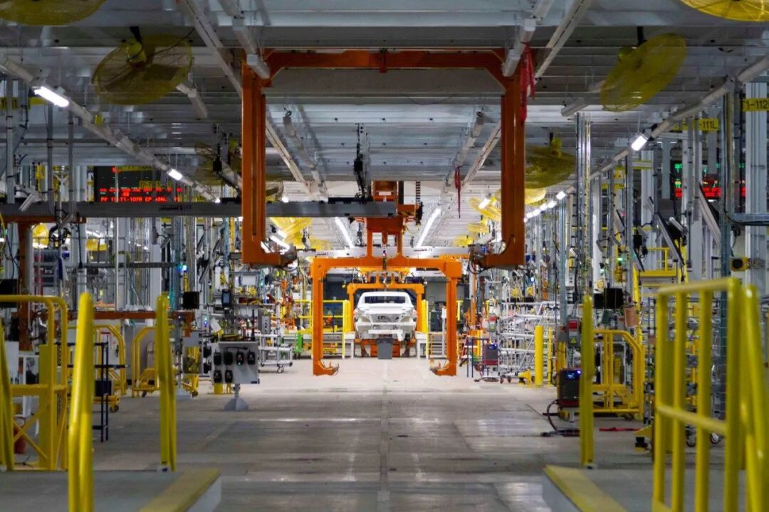 别再看机器人跳舞了！物理 AI 让机器人告别炫技，走进真实产线 | 前沿在线